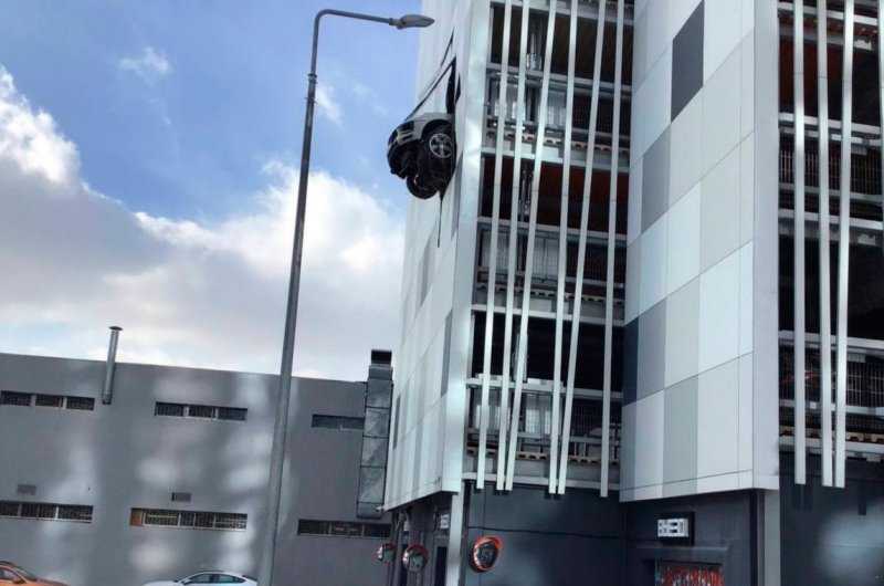 
            В Москве Porsche пробил стену многоэтажного паркинга. Фото
        
