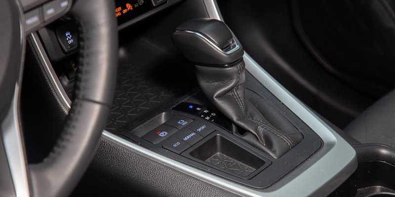 
            Базовые ценности. Тест-драйв Toyota RAV4 и Kia Sportage
        