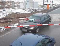 Шлагбаум пронзил Mazda во время полицейской погони. Видео