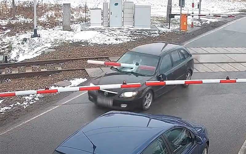 
            Шлагбаум пронзил Mazda во время полицейской погони. Видео
        