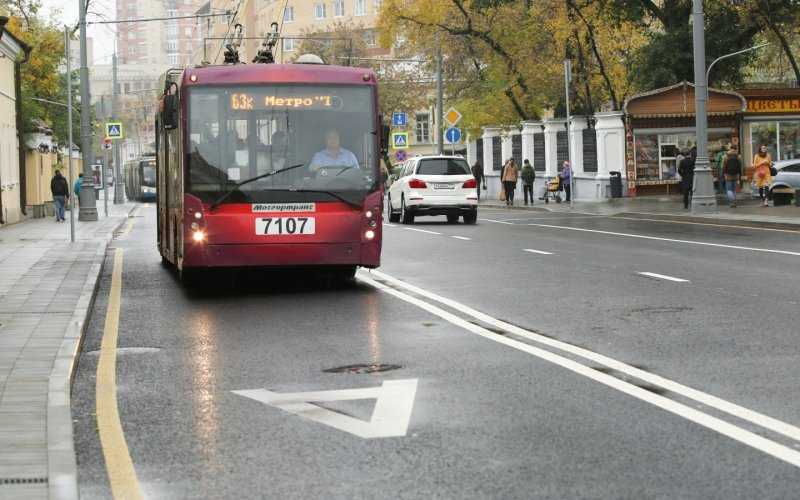 
            Автомобилистам могут разрешить ездить по выделенным полосам ночью
        