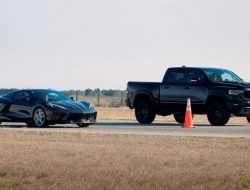 Гонку сверхмощного пикапа RAM и спорткара Corvette С8 показали на видео