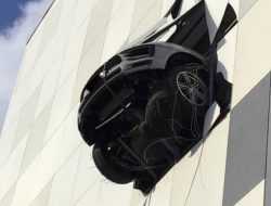 В Москве Porsche пробил стену многоэтажного паркинга. Фото