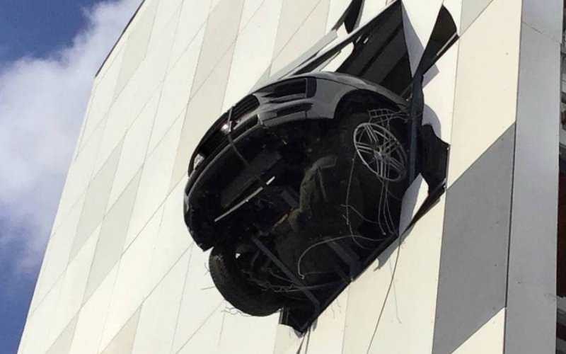 
            В Москве Porsche пробил стену многоэтажного паркинга. Фото
        