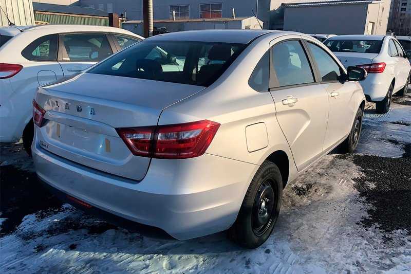 
            Lada Vesta c новой мультимедиа начала поступать к дилерам
        