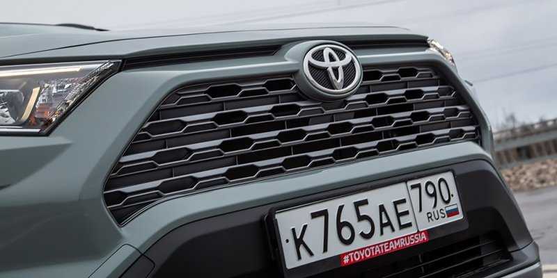 
            Базовые ценности. Тест-драйв Toyota RAV4 и Kia Sportage
        