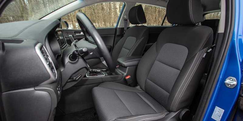 
            Базовые ценности. Тест-драйв Toyota RAV4 и Kia Sportage
        
