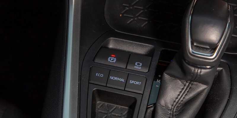 
            Базовые ценности. Тест-драйв Toyota RAV4 и Kia Sportage
        