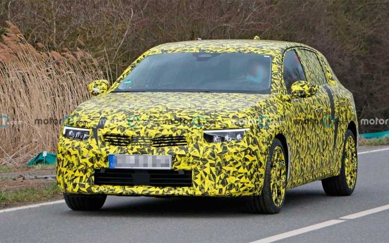 
            Opel Astra нового поколения впервые заметили на тестах. Фото
        