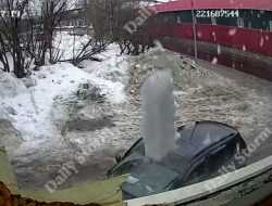 Глыба льда рухнула на автомобиль с людьми под Мурманском. Видео