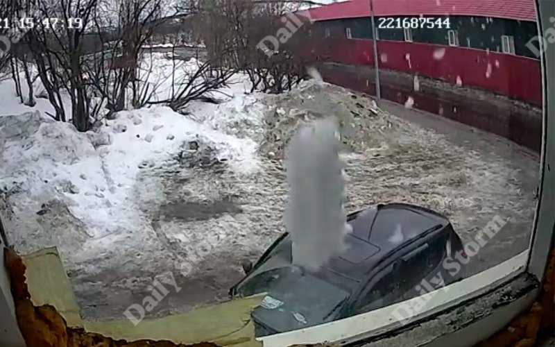 
            Глыба льда рухнула на автомобиль с людьми под Мурманском. Видео
        