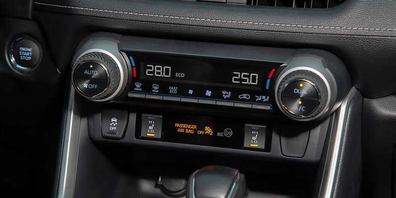 
            Базовые ценности. Тест-драйв Toyota RAV4 и Kia Sportage
        