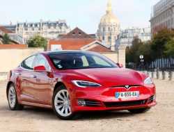 Автопилот Tesla испытают 10 тысяч водителей