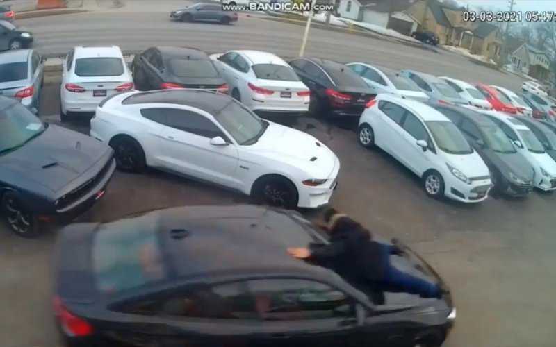 
            Сотрудника автосалона протащили на капоте BMW во время угона. Видео
        