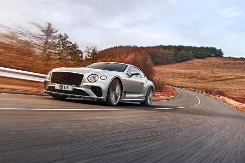 Электрический Jeep Wrangler, Toyota Camry с вариатором и самый динамичный Bentley: главное за неделю