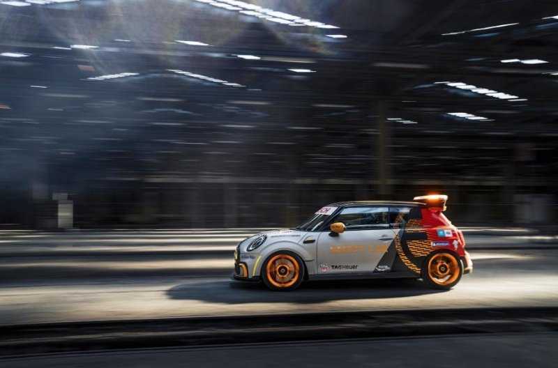 Электрический MINI стал машиной безопасности чемпионата Formula E