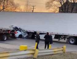 Ещё одна Tesla на полном ходу врезалась в грузовик