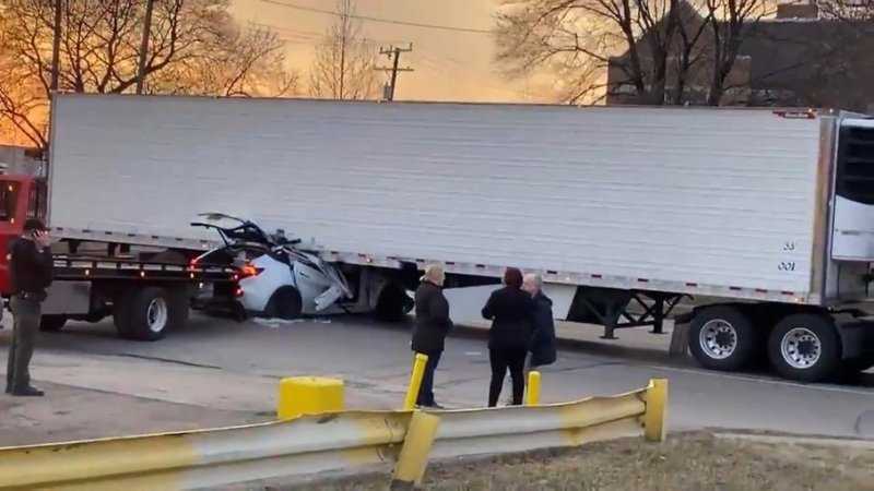 Ещё одна Tesla на полном ходу врезалась в грузовик