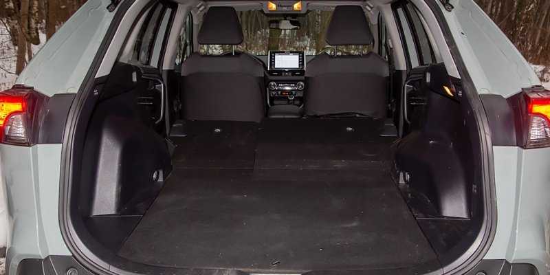 
            Базовые ценности. Тест-драйв Toyota RAV4 и Kia Sportage
        