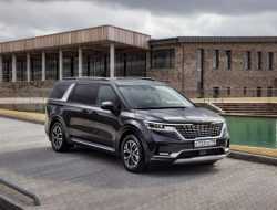 Kia Carnival для России: раскрыты все цены и комплектации