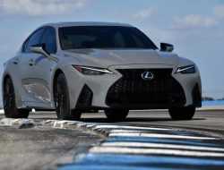 Lexus выпустит спецверсию седана IS с атмосферным V8