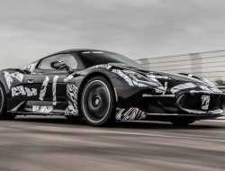 Maserati показала суперкар MC20 на гоночном треке