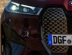 На официальных фото кроссовера BMW iX нашли Mercedes-Benz