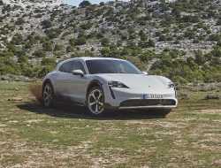 Названы российские цены на универсал Porsche Taycan