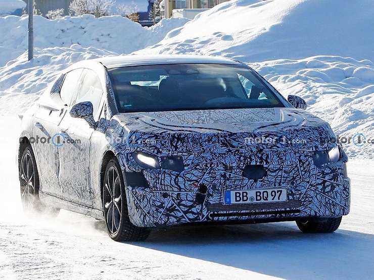 Новый седан Mercedes-Benz заметили на дороге