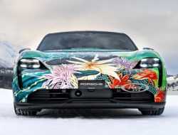 Porsche Taycan выступил полотном для художника-фотореалиста