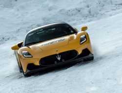 Посмотрите, как 630-сильный Maserati MC20 дрифтует на снегу