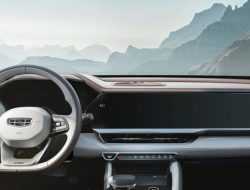 Посмотрите, насколько экран в новом кроссовере Geely больше, чем планшет Tesla