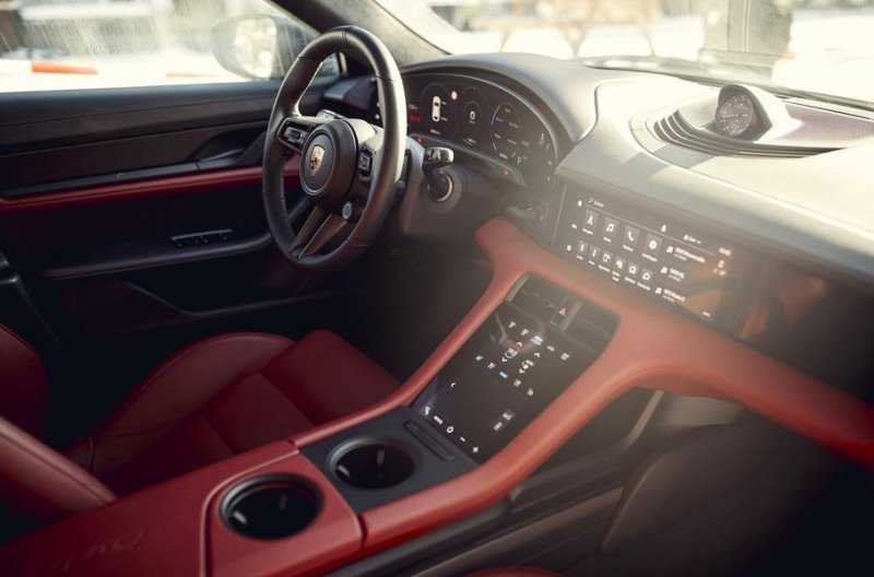 Суперуниверсал Porsche Taycan Cross Turismo оценили в рублях