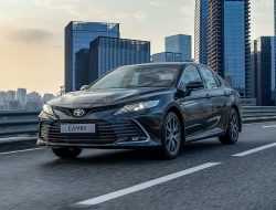 Свежие моторы и спорт-серия: в России стартуют продажи новой Toyota Camry