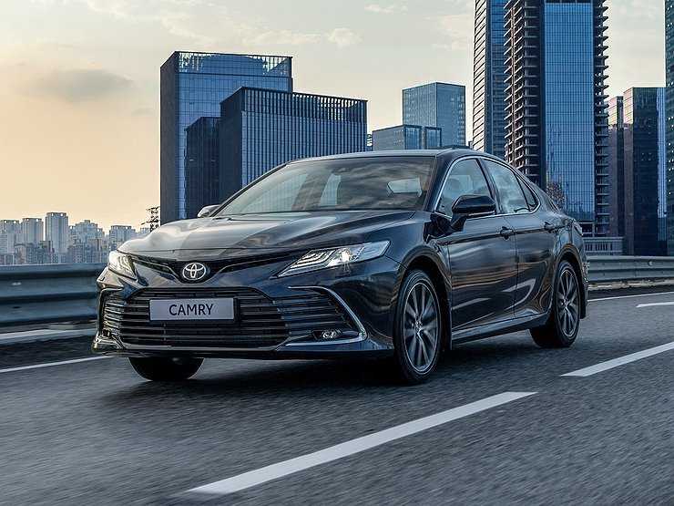 Свежие моторы и спорт-серия: в России стартуют продажи новой Toyota Camry