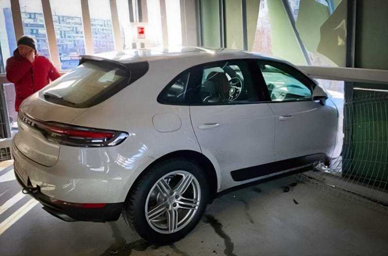 В Москве Porsche протаранил стену и высунулся с третьего этажа
