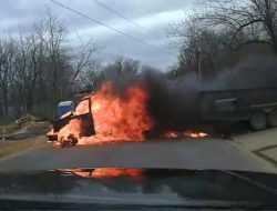 Видео: горящий фургон на полной скорости несется по склону в обрыв