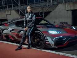 Видео: Хэмилтон испытал серийный супергибрид Mercedes-AMG One