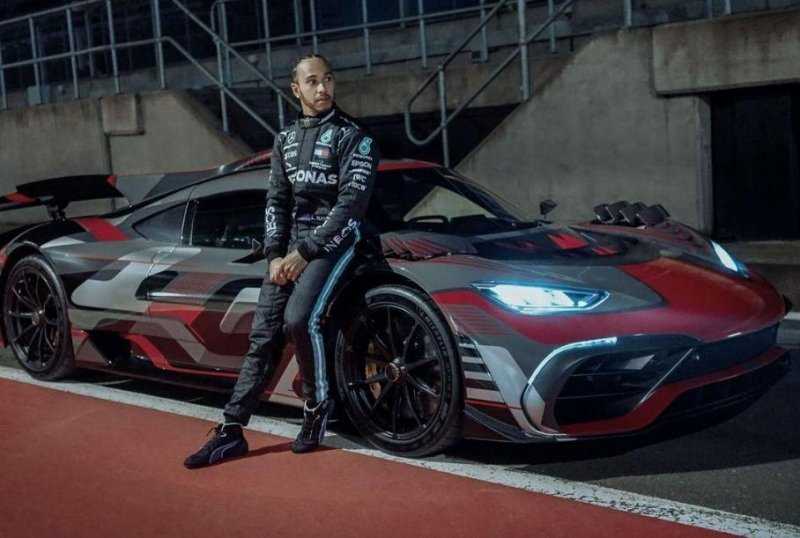 Видео: Хэмилтон испытал серийный супергибрид Mercedes-AMG One