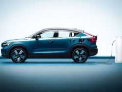 Volvo представила электрическое кросс-купе C40 Recharge