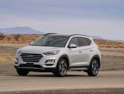 Женщина пытается вернуть самопроизвольно тормозящий Hyundai. Пока не удалось