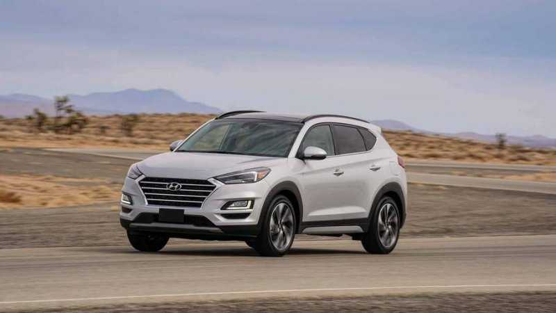 Женщина пытается вернуть самопроизвольно тормозящий Hyundai. Пока не удалось