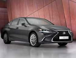 Lexus ES получил новые моторы и сенсорный дисплей