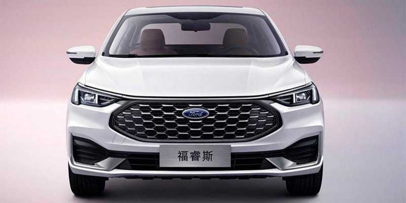 
            Обновленный Ford Escort получил двойной экран в стиле Mercedes
        