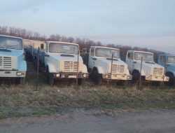 В России нашли стоянку с грузовиками из 90-х без пробега. Фото
