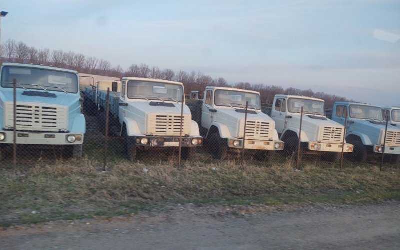 
            В России нашли стоянку с грузовиками из 90-х без пробега. Фото
        