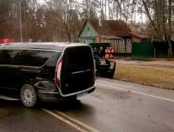 Минивэн Aurus Arsenal попал в массовую аварию на Рублевке. Фото