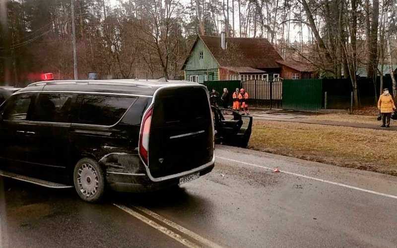 
            Минивэн Aurus Arsenal попал в массовую аварию на Рублевке. Фото
        