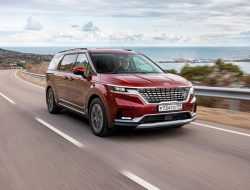 В России начались продажи кроссвэна Kia Carnival