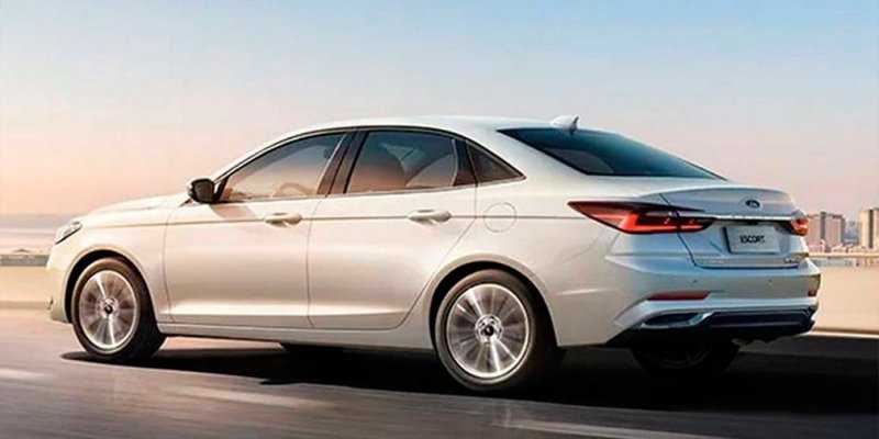 
            Обновленный Ford Escort получил двойной экран в стиле Mercedes
        